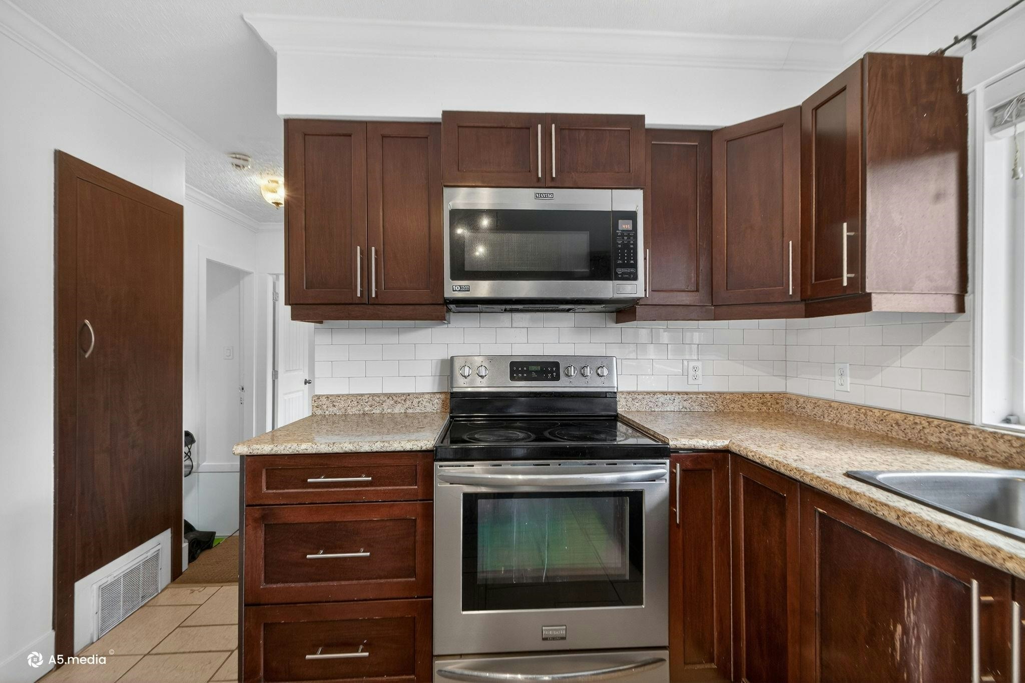 14032 Grosvenor Road, Surrey, BC, V3R 5G5 - 17