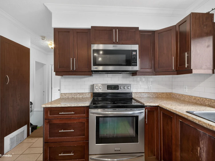 14032 Grosvenor Road, Surrey, BC, V3R 5G5 - 17