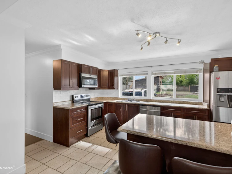 14032 Grosvenor Road, Surrey, BC, V3R 5G5 - 12