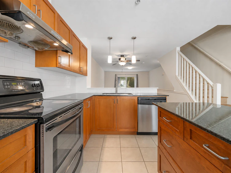 7-6498 Elgin Avenue, Burnaby, BC, V5H 3S6 - 6