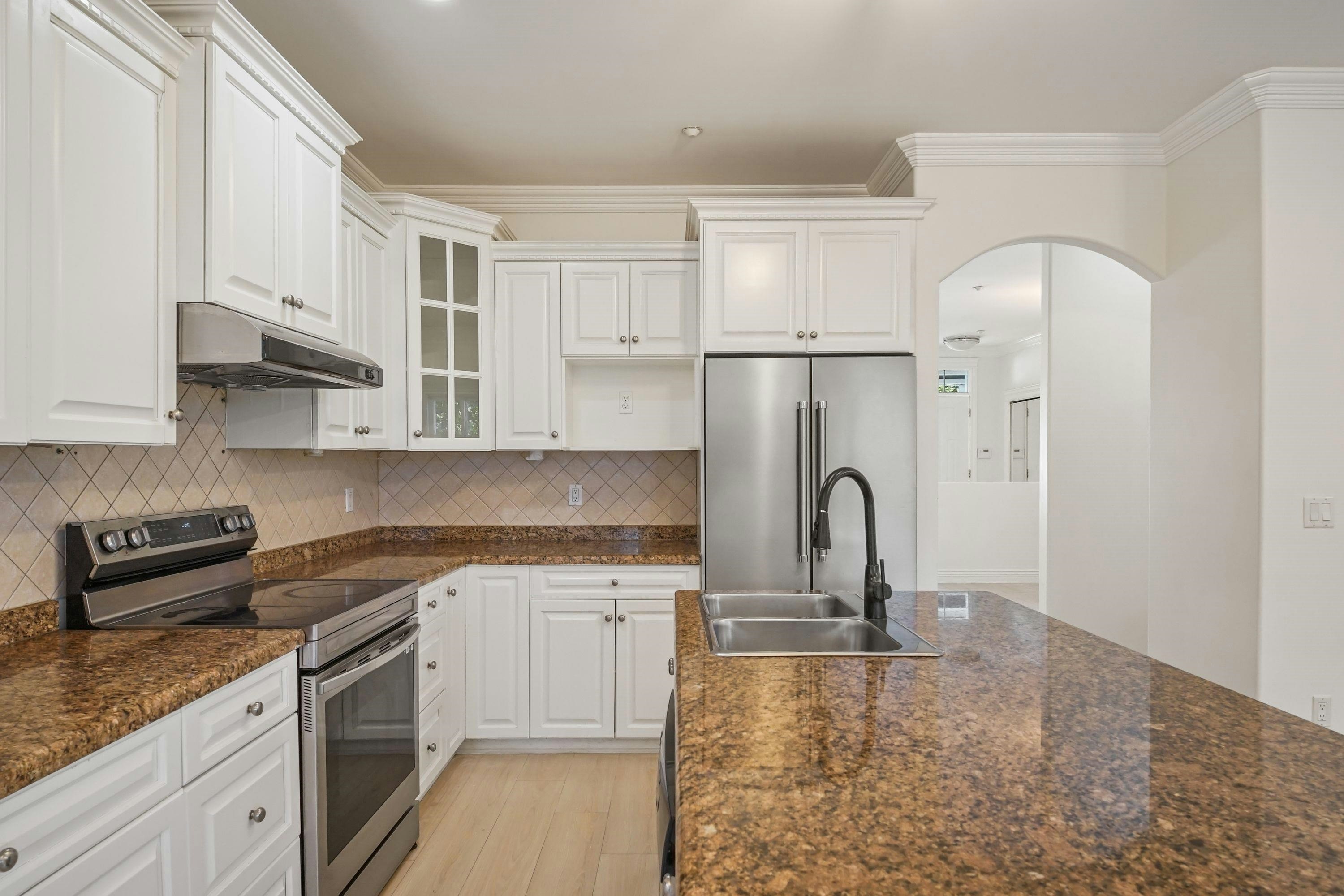 15554 Russell Avenue, Surrey, BC, V4B 2R3 - 9