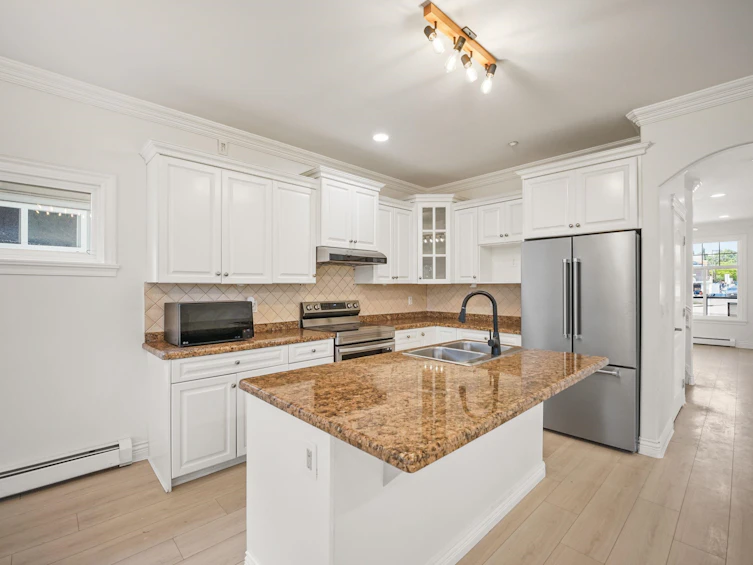 15554 Russell Avenue, Surrey, BC, V4B 2R3 - 8