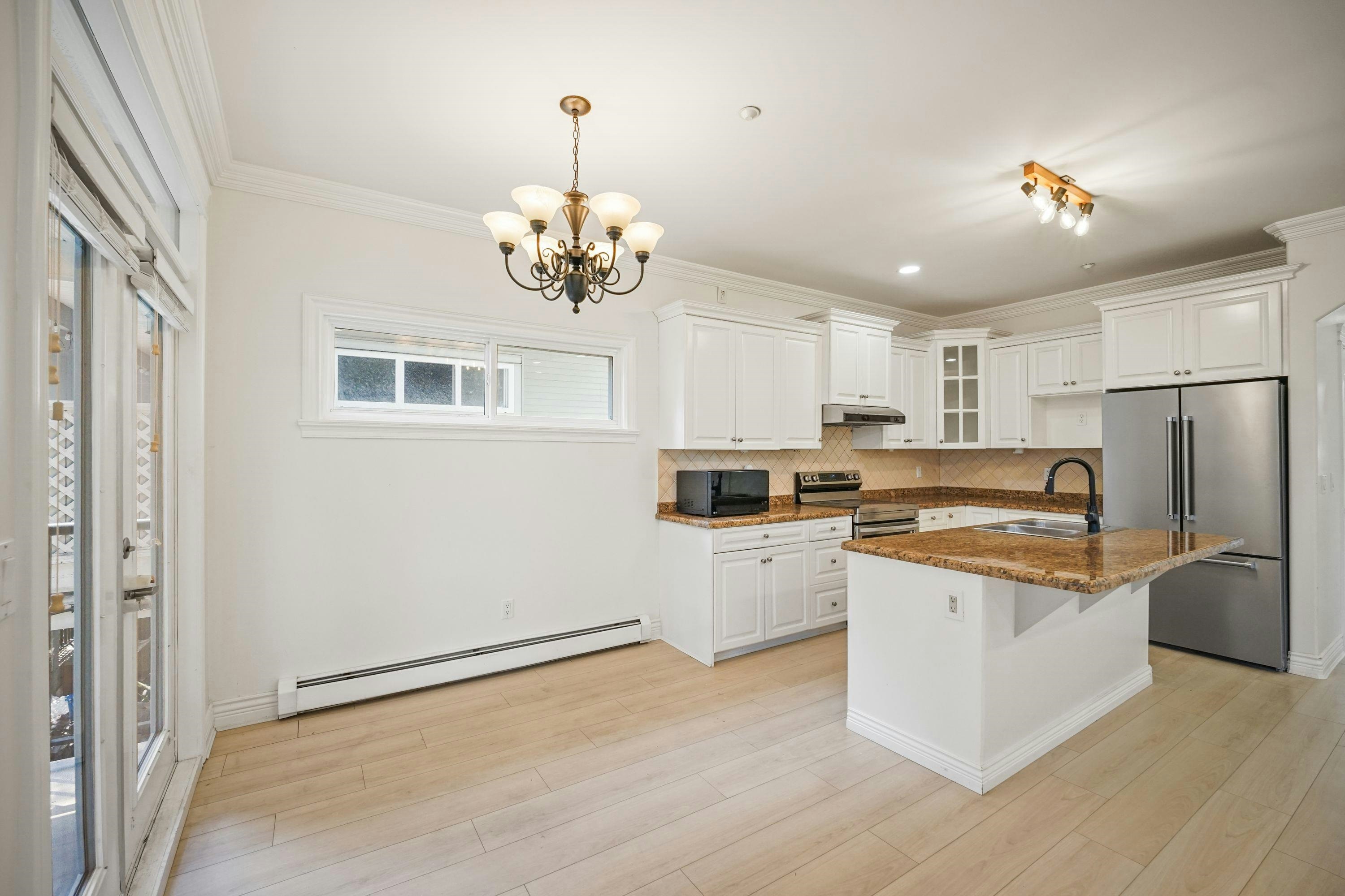 15554 Russell Avenue, Surrey, BC, V4B 2R3 - 15