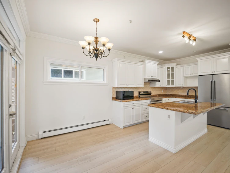 15554 Russell Avenue, Surrey, BC, V4B 2R3 - 15