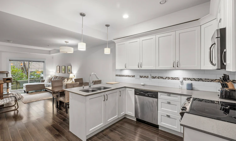 115-828 Royal Avenue