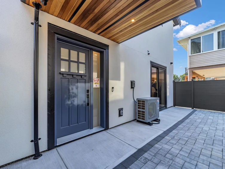 1-6388 Argyle Street, Vancouver, BC, V5P 3K3 - 3