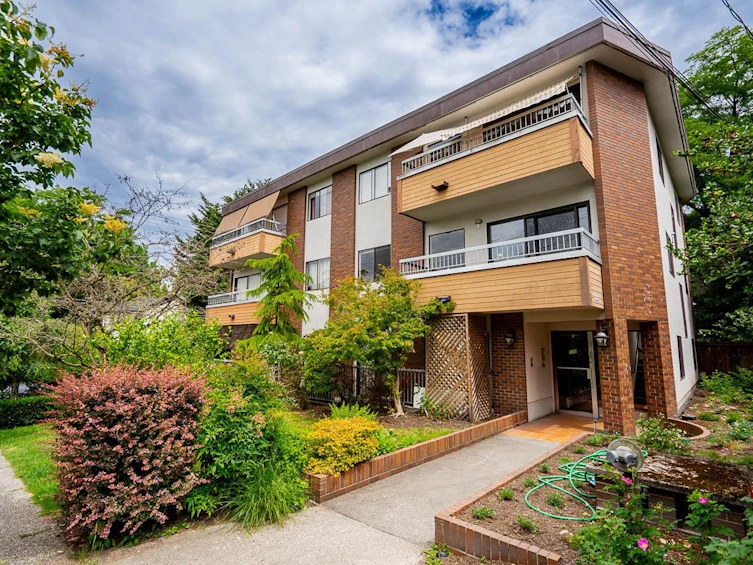 302-138 Templeton Drive, Vancouver, BC, V5L 4N3 - 3
