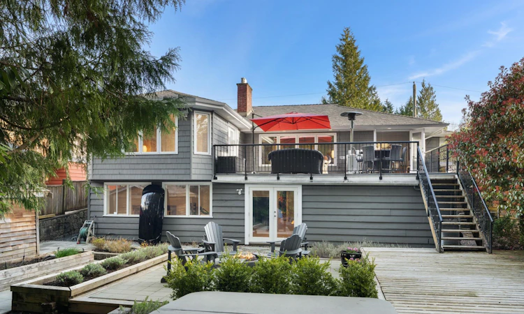 956 Belvista Crescent