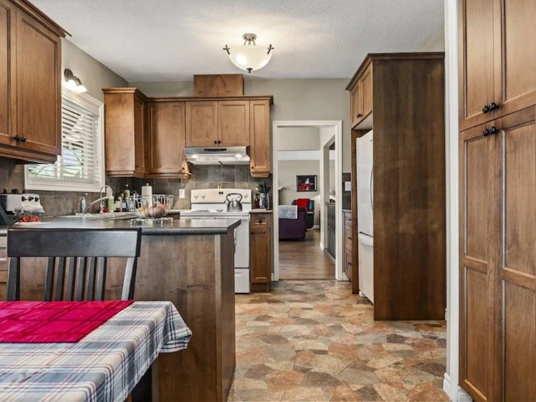 9758 Linwood Street, Chilliwack, BC, V2P 5L5 - 9