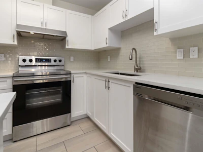 402-1128 Sixth Avenue - 3