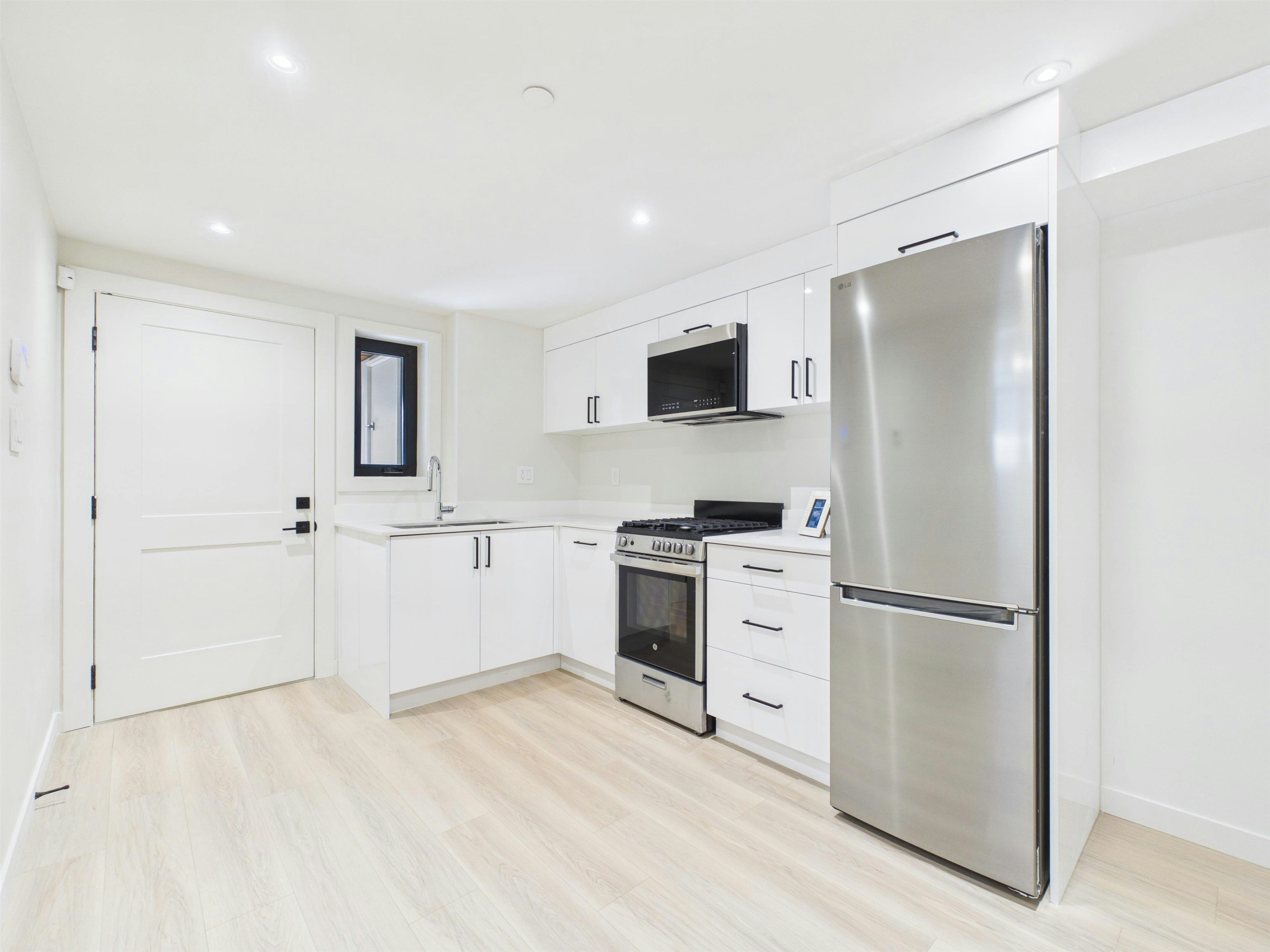 2230 W 21st Avenue, Vancouver, BC, V6L 1J5 - 32