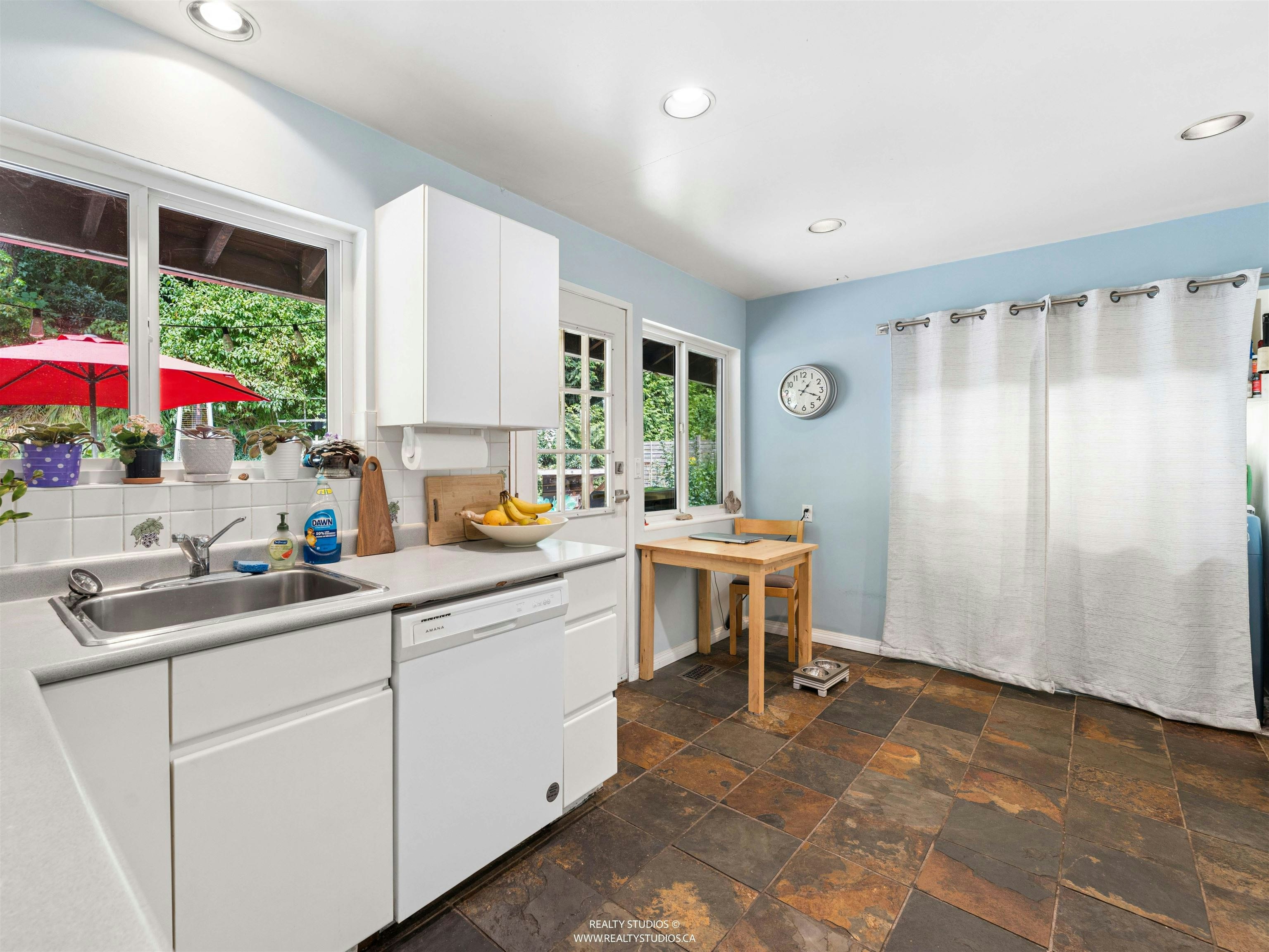 1525 Avonlynn Crescent, North Vancouver, BC, V7J 2V2 - 10