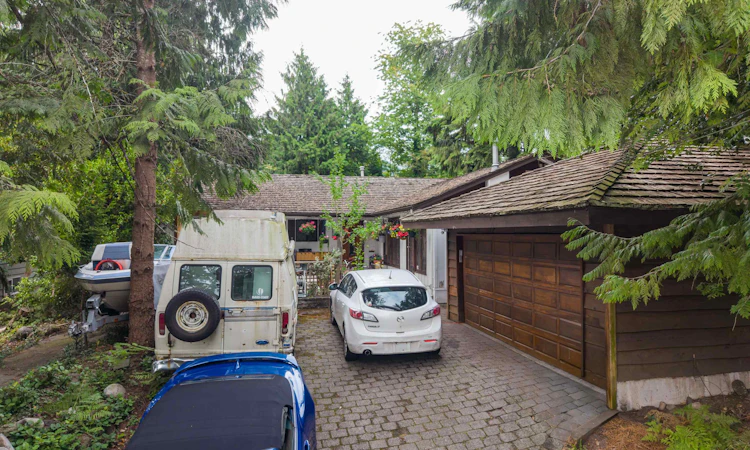 886 E 29th Street