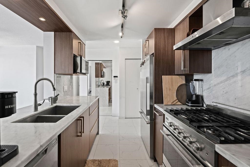3302-193 Aquarius Mews, Vancouver, BC, V6Z 2Z2 - 10