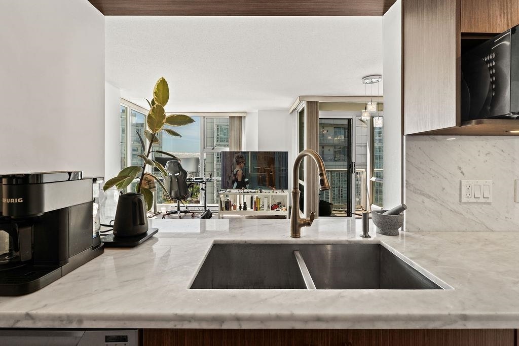 3302-193 Aquarius Mews, Vancouver, BC, V6Z 2Z2 - 11