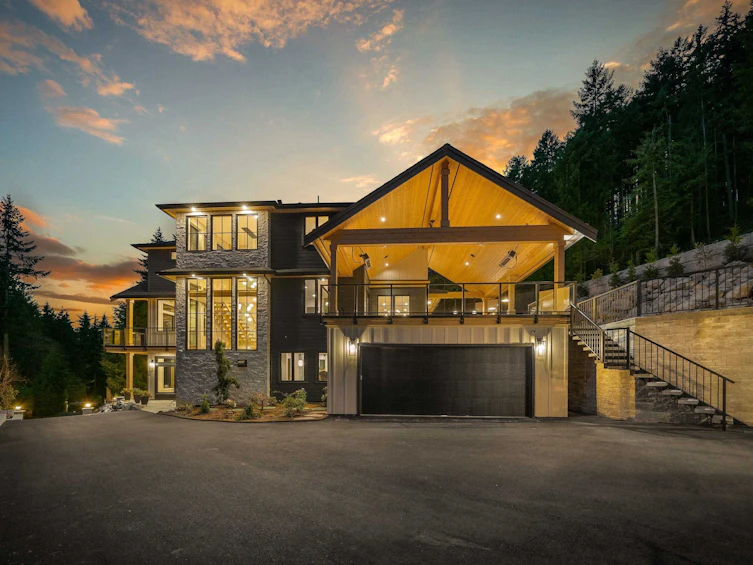 135 Oak Court, Port Moody, BC, V3H 4W9