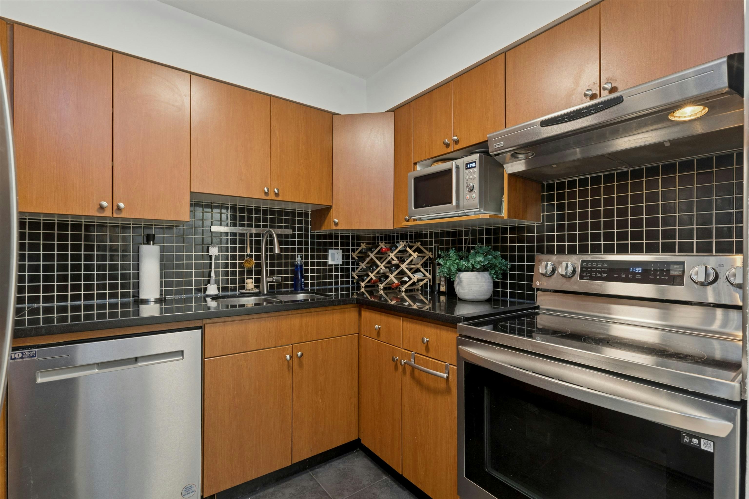 102-1689 E 4th Avenue, Vancouver, BC, V5N 1J7 - 14