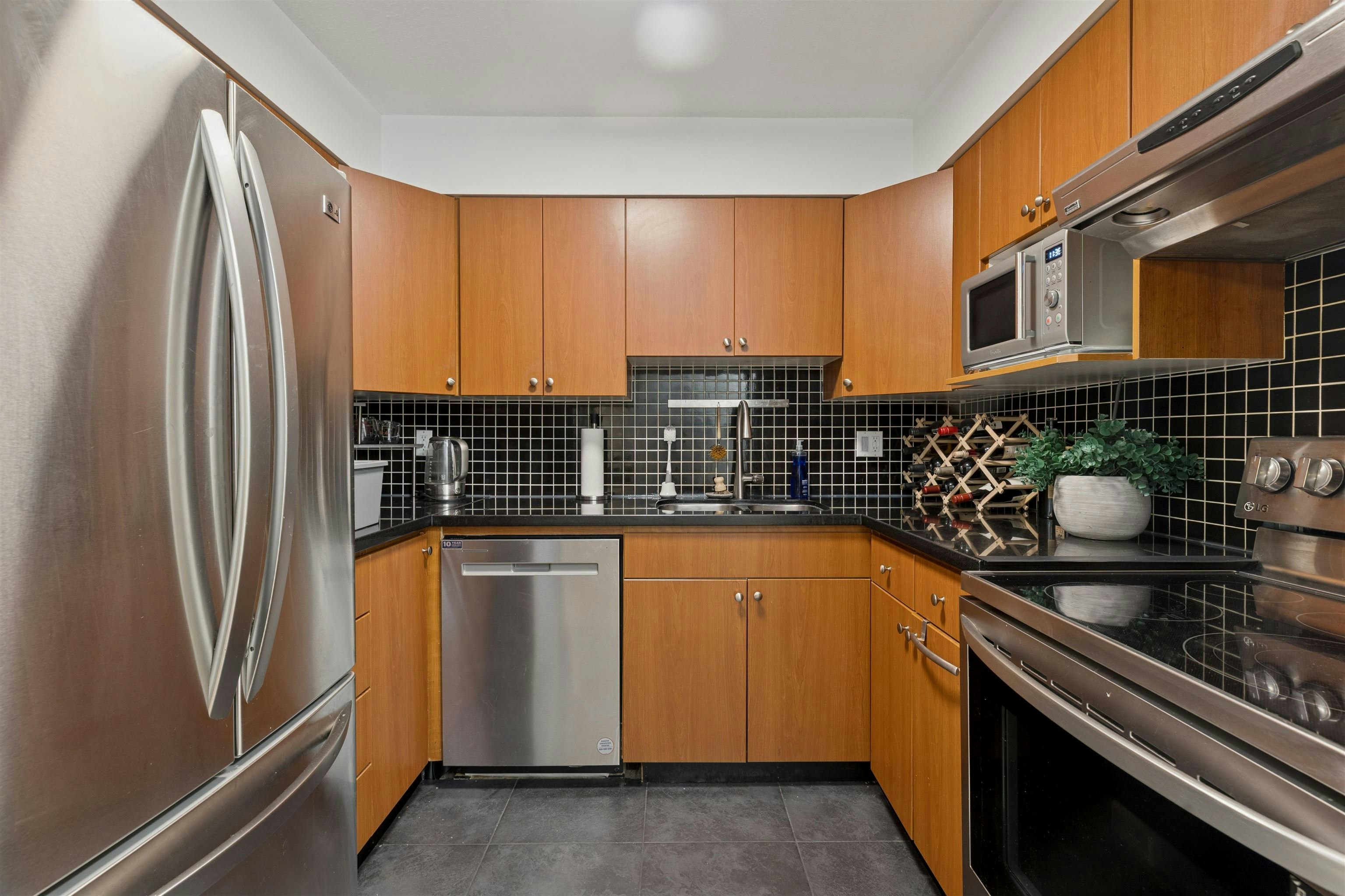 102-1689 E 4th Avenue, Vancouver, BC, V5N 1J7 - 12