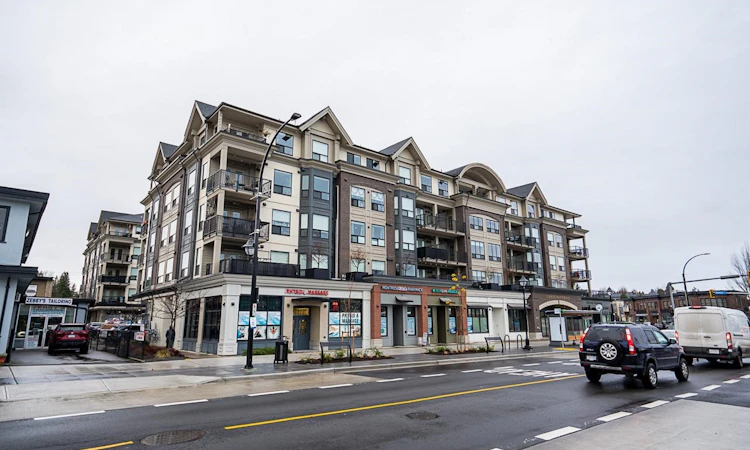 301-2493 Montrose Avenue