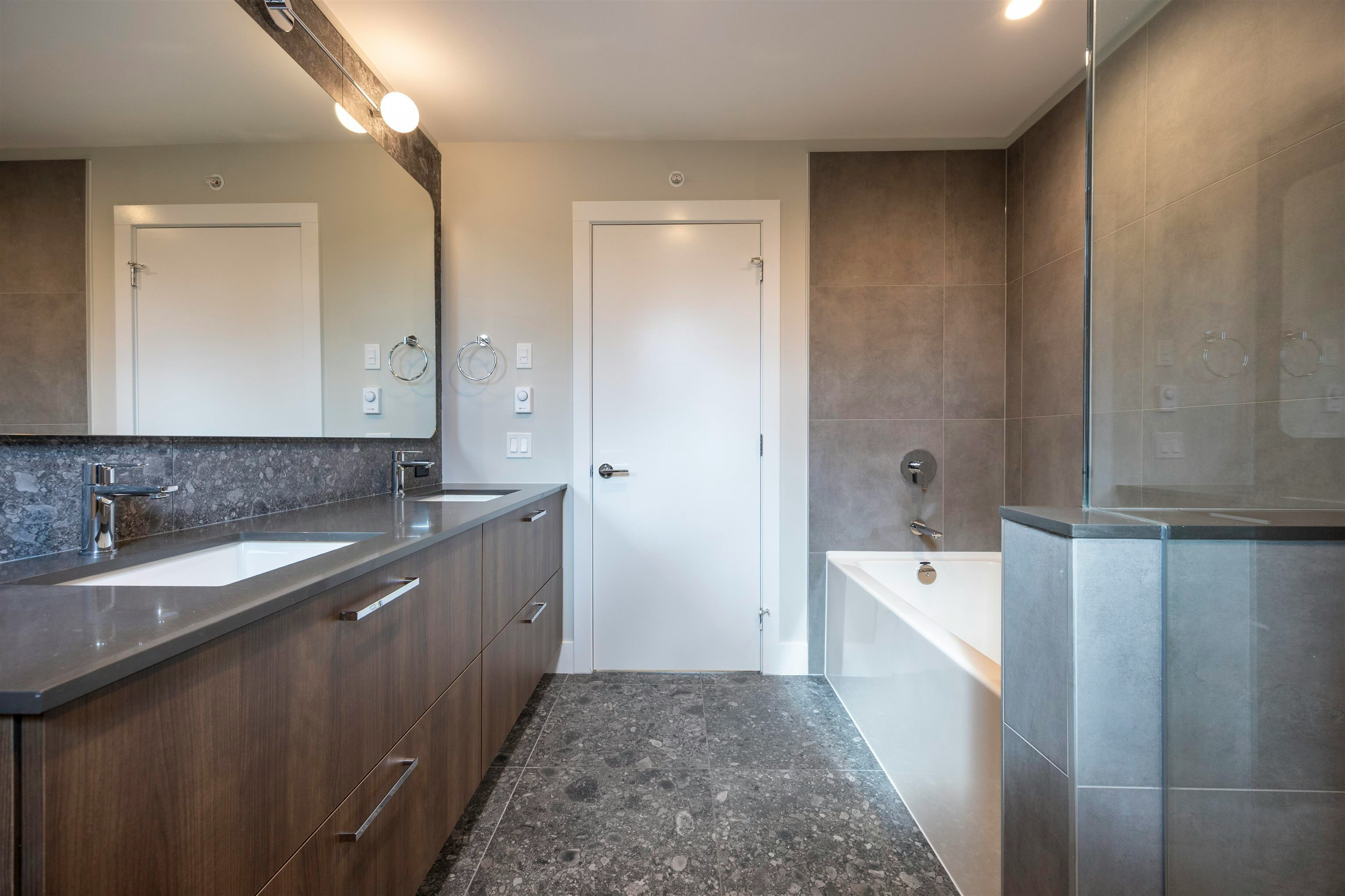 102-2322 Emery Court, North Vancouver, BC, V7J 0G3 - 23
