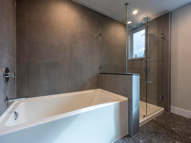 102-2322 Emery Court, North Vancouver, BC, V7J 0G3 - 24