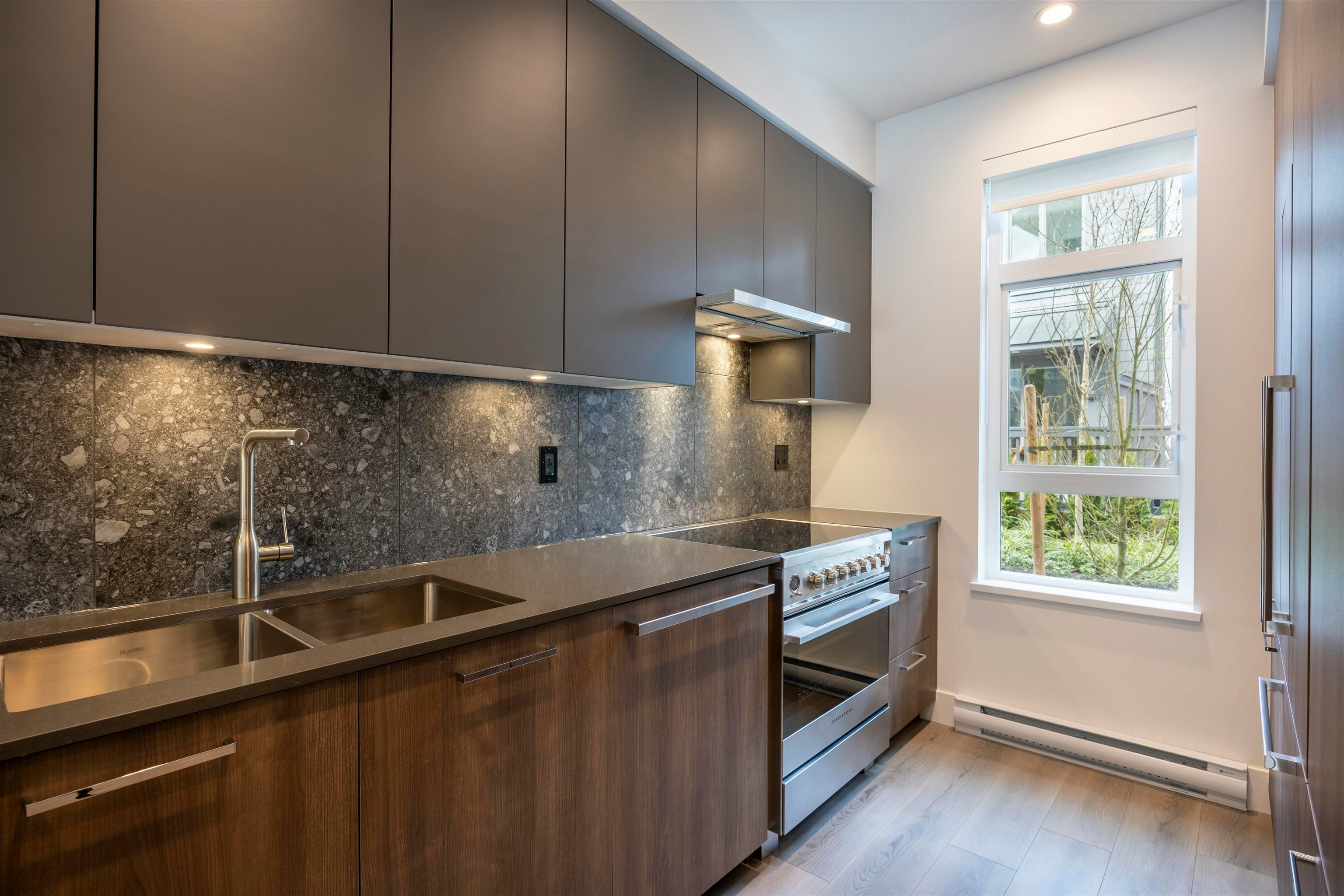 102-2322 Emery Court, North Vancouver, BC, V7J 0G3 - 6