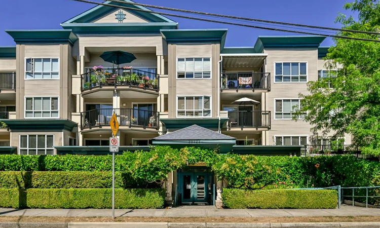101-20727 Douglas Crescent
