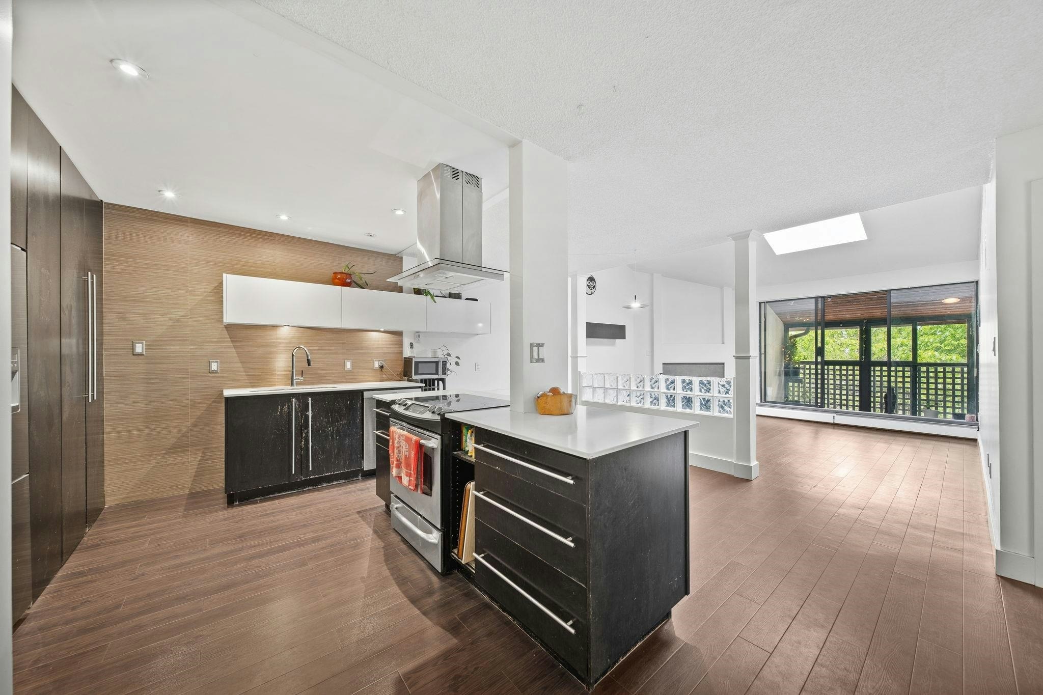 304-141 W 13th Street, North Vancouver, BC, V7M 1N5
