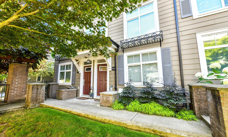 44-15833 26 Avenue