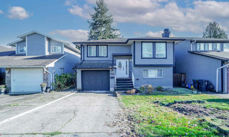 2418 Wayburne Crescent