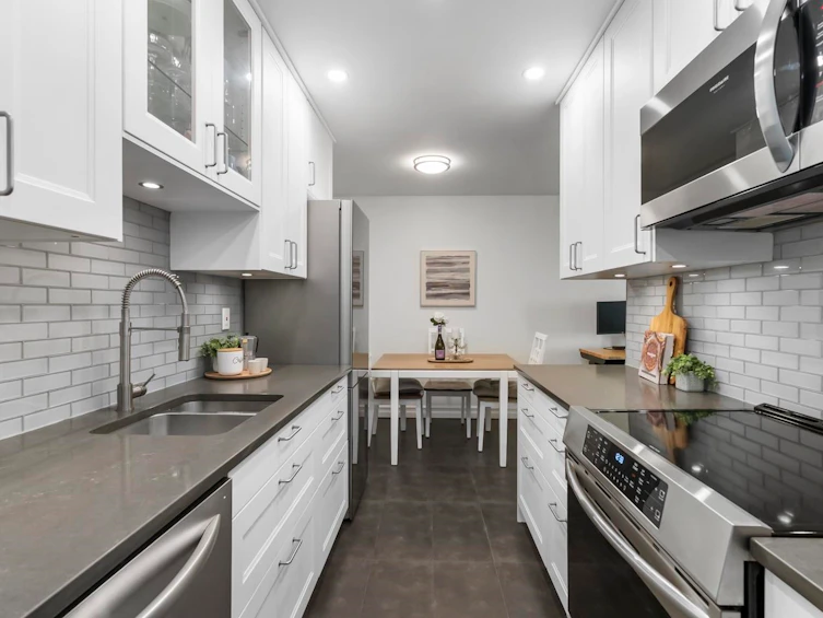 311-9101 Horne Street, Burnaby, BC, V3N 4M3 - 11