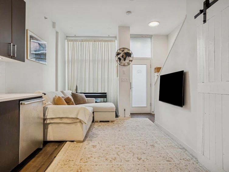 62 W 1st Avenue, Vancouver, BC, V5Y 0K4