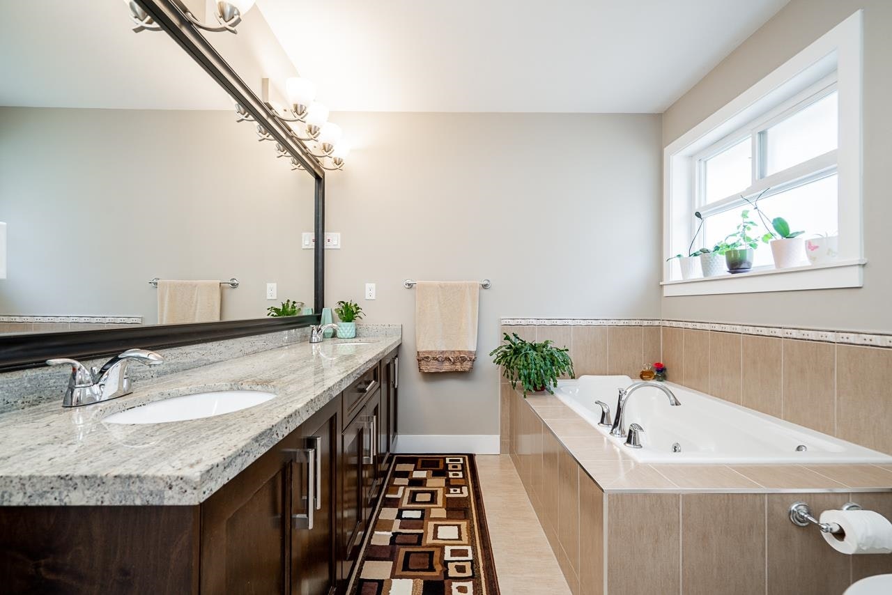 19338 72a Avenue, Surrey, BC, V4N 5X9 - 17