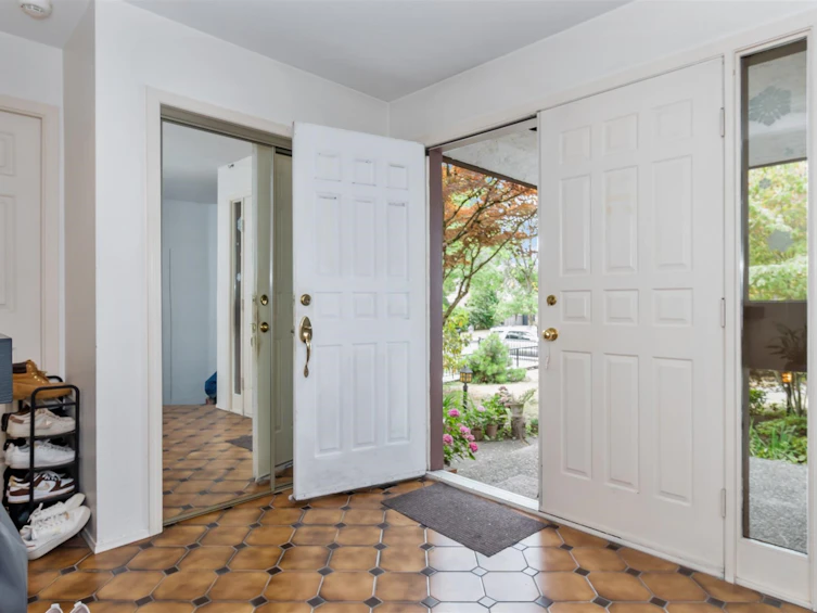 5564 Elizabeth Street, Vancouver, BC, V5Y 3J9 - 2