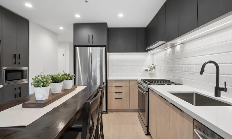 413-3038 St George Street