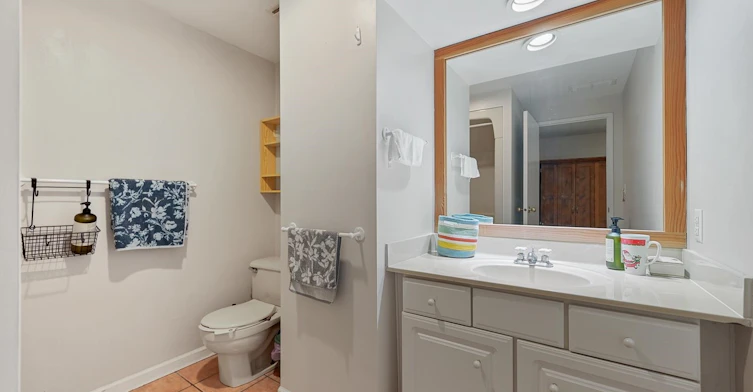 Main Floor-310 St. James Road, North Vancouver, BC, V7N 1L2 - 8