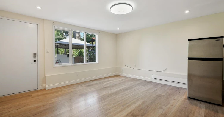 Main Floor-310 St. James Road, North Vancouver, BC, V7N 1L2 - 16