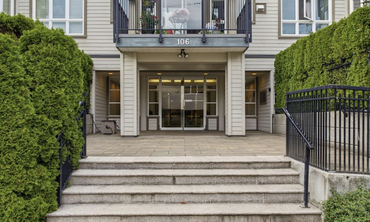 303-106 W Kings Road