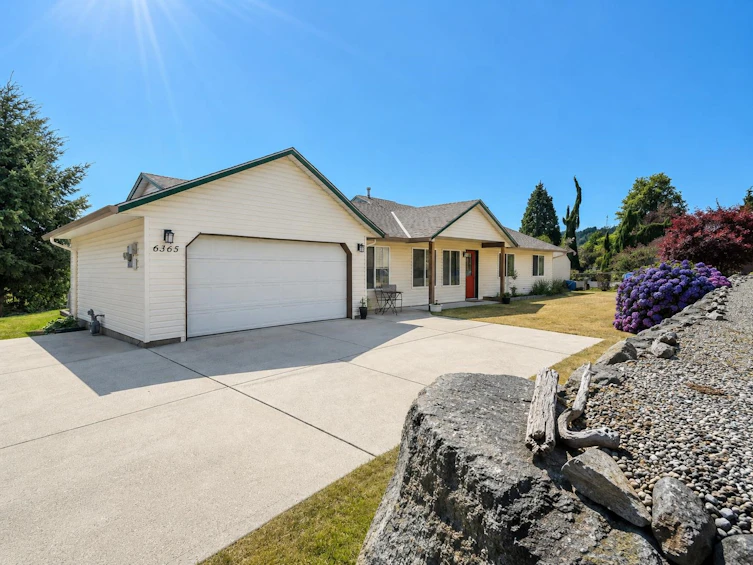 6365 Homestead Avenue, Sechelt, BC, V7Z 0M7