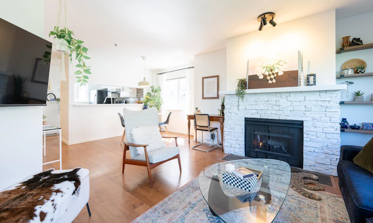209-643 W 7th Avenue