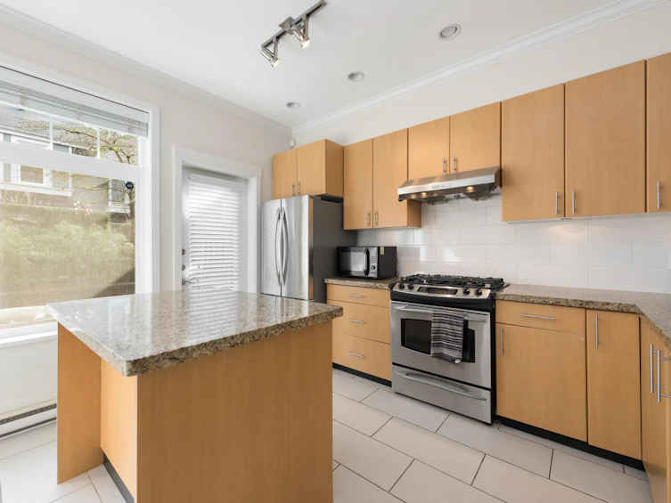 319 W 59th Avenue, Vancouver, BC, V5X 1X3 - 2
