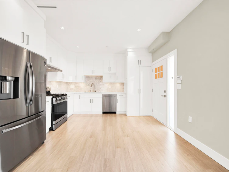 3128 Kings Avenue, Vancouver, BC, V5R 4T4 - 4