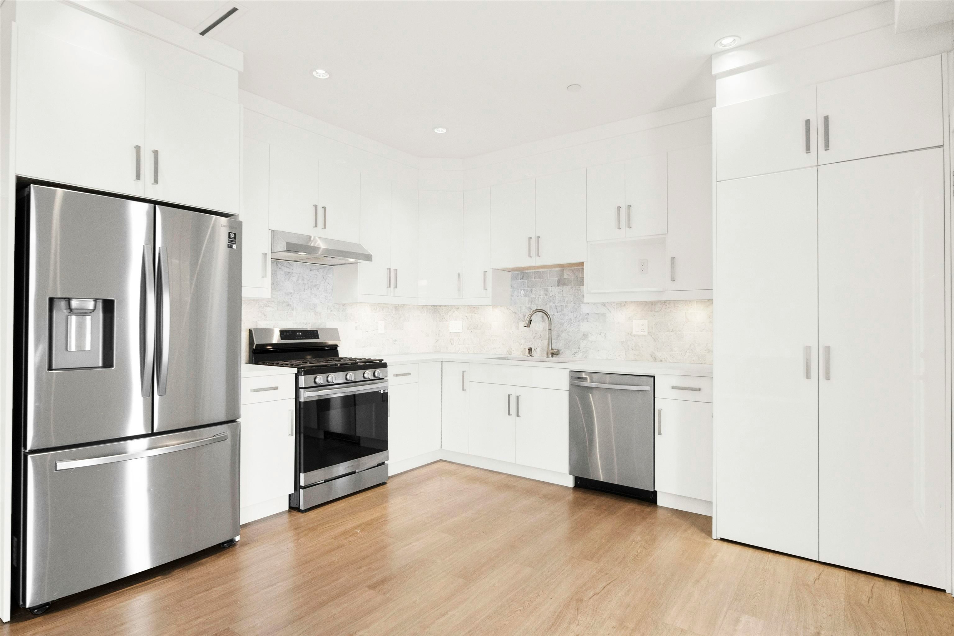3128 Kings Avenue, Vancouver, BC, V5R 4T4 - 2