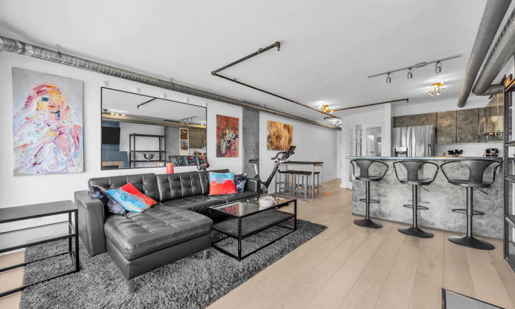 608-27 Alexander Street