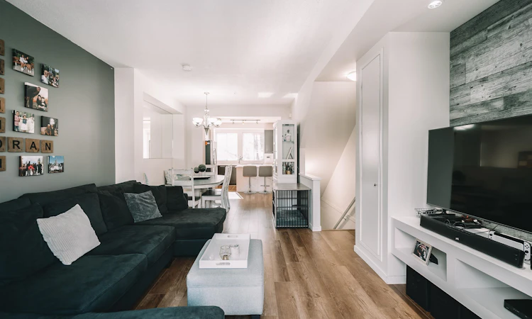 136-2418 Avon Place