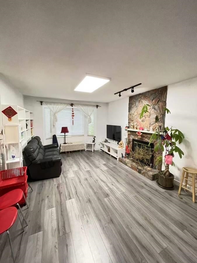 2900 Burton, Coquitlam, BC, V3C 5B3 - 3