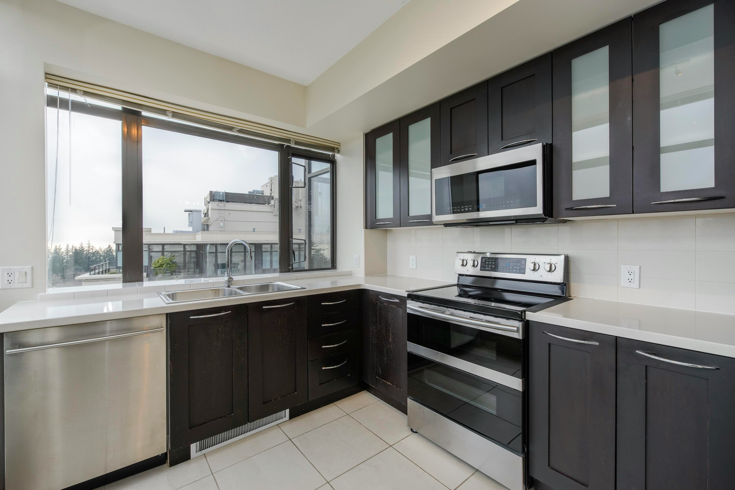 50X-9330 University Crescent, Burnaby, BC, V5A 4X9 - 4