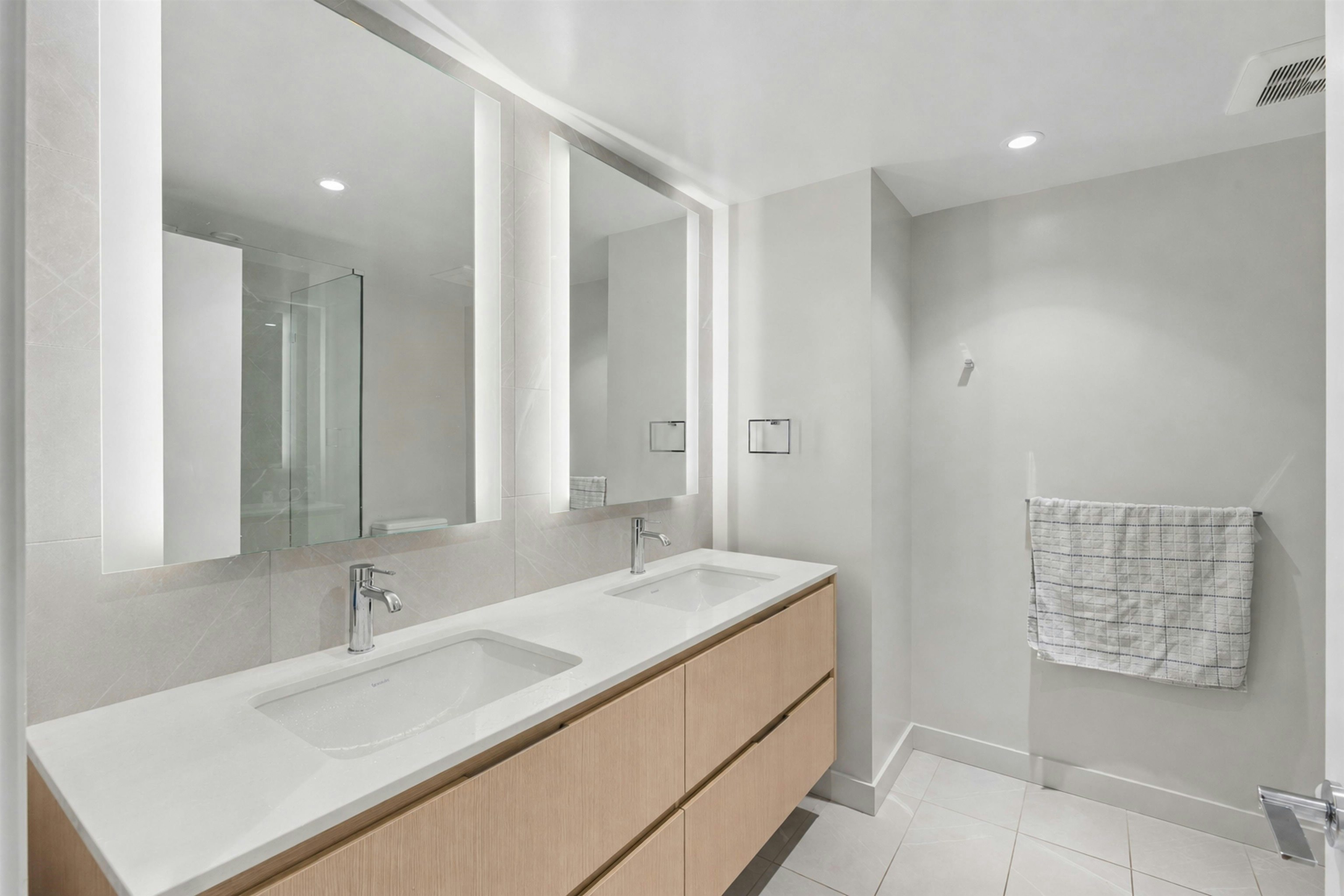 305-1500 Fern Street, North Vancouver, BC, V7J 0E6 - 17