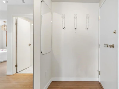 102-2246 Bellevue Avenue - 5