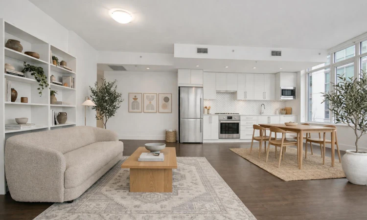 302-2455 Kingsway